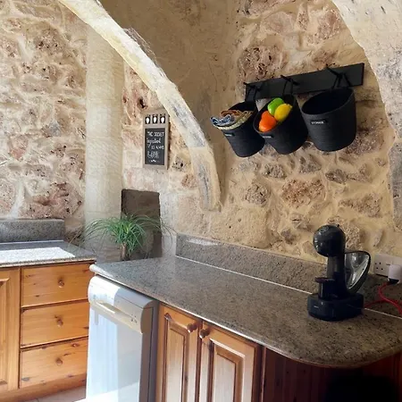 400 Year Old Converted With Private Pool Semesterbostad