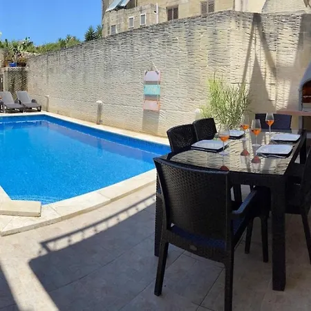 400 Year Old Converted With Private Pool Feriehus