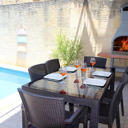 400 Year Old Converted With Private Pool Feriehus